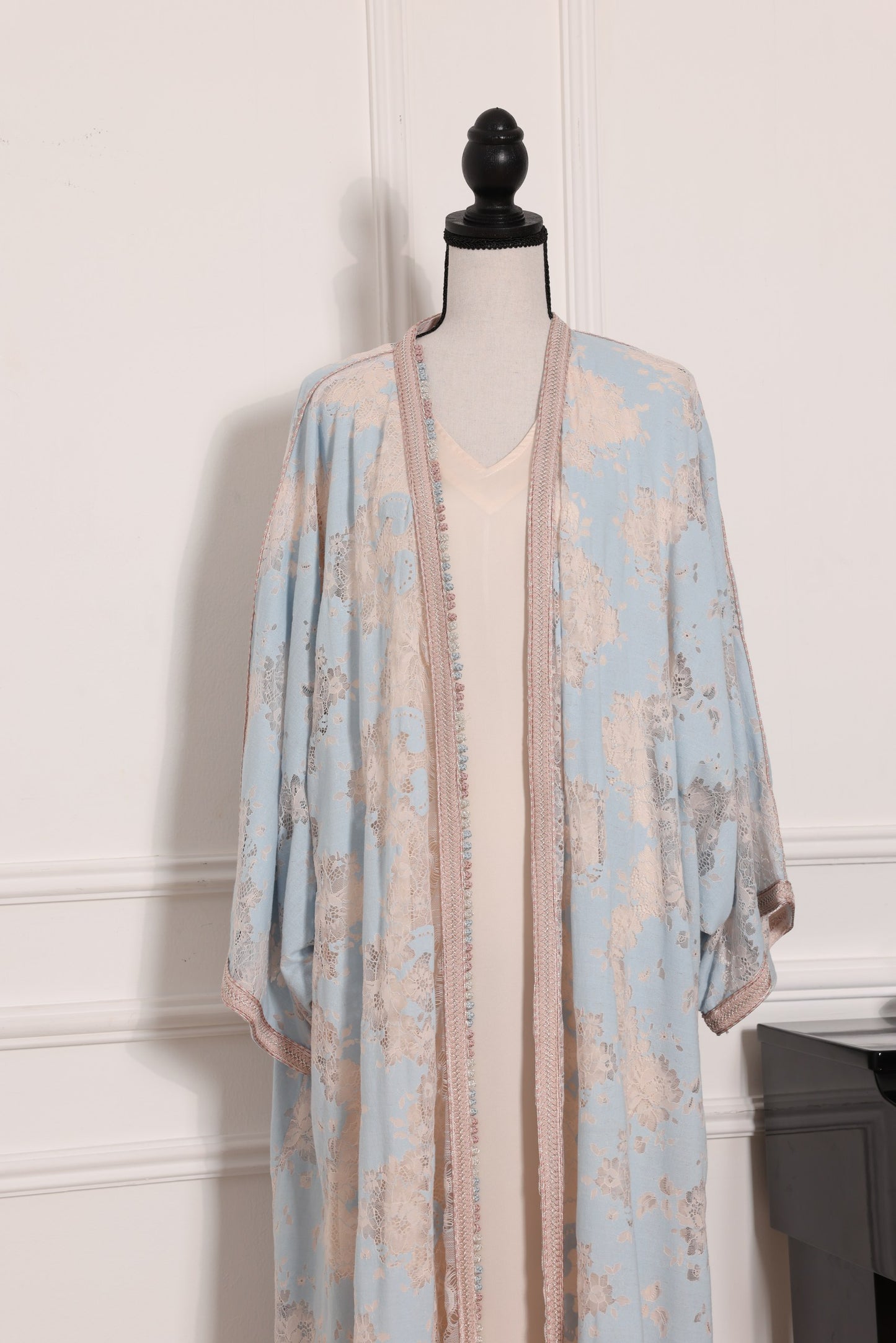 Dantel Abaya